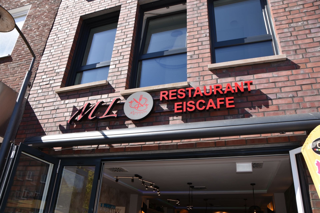 Die Fassade eines Geschäfts mit dem Schriftzug Restaurant Eiscafe und großen Schaufenstern.
